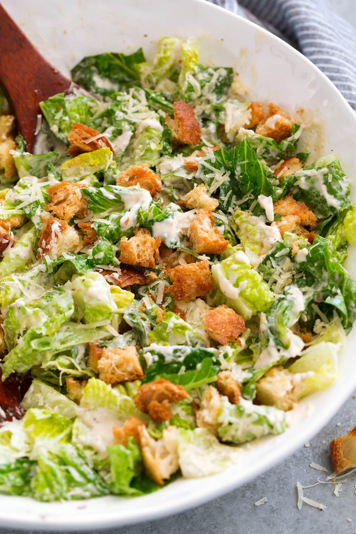 Master Homemade Caesar Salad: Anchovy Flavor & Crispy Croutons